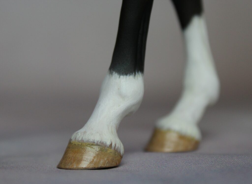 Détail des sabots d’Eshaan d’Amghar, création de modélisme équin par Studio Amghar